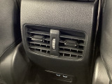 後部座席にもエアコンの吹き出し口があるので車内全体を快適に過ごすことができます。
