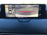シースルービューモニターでは前後左右4つのカメラ映像をさまざまな走行状況に応じて切り替えてセンターディスレイに表示することで、駐車時や狭い道でのすれ違い時、見通しの悪い交差点進入時でも安心感を高めます