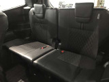 3列目シートは跳ね上げ式で折りたたみ可能です。キャンプ用品など大きな荷物もばっちり収納可能です!