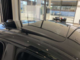 【サンルーフ】サンルーフ装備車両のため、車内の空気の入替も可能です。天井が広く、明るく見えるため、同じ車内のサイズでも開放感があり広く見えます。