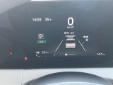 メーター内センターディスプレイには車の様々な設定や情報が表示されます。