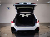 BMWではスペアタイヤが非搭載となるため、スペースは拡大されており、収納スペースとして利用可能。トランクの下にも収納スペースがあり、意外と役に立つスペースでございます。