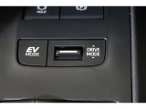 燃費をより向上させるエコドライブモードとパワフルな走行を愉しめるパワーモードを選べるスイッチが付いております!