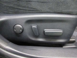 運転席は8ウェイ、助手席は4ウェイのパワーシート、運転席には腰の負担を和らげる電動ランバーサポートも。