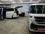 当店では専任のメカニックが大切なお客様のお車を一台一台丁寧に整備いたします。自社認証工場にてリフトアップし下回りまでキッチリ検査いたします。