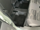 しっかりと汚れ、砂ぼこりを落とし足元まで清潔な車内空間を作り上げております♪