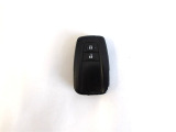 スマートキーが付いています。キーを携帯するだけでドアの施錠・解錠やエンジンスタートができます。