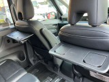 運転席、助手席後ろにはセカンドシート用テーブル&ドリンクフォルダーを装備しております♪