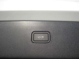 テールゲートには、スイッチ一つで開閉可能な電動開閉機能を採用。ダッシュボードとテールゲートに設置されたボタンを押すだけで自動的に開閉します。