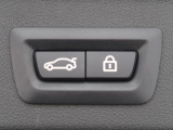 【パワーテールゲート】電動パワーゲートです。開閉がボタン1つで開け閉め行えます。また、状況に応じてのトランクハッチ開閉量を簡単に設定可能です。スマートオープナーも便利な機能です。ぜひお試しください。