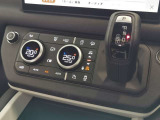【ガングリップ式シフトレバー】クリケットのボールをイメージしたシフトレバーが採用されています。