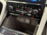 運転席・助手席の温度調節を個々に設定できるデュアルゾーンオートエアコンを装備しております。