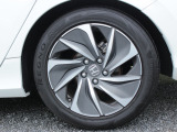 純正のアルミホイールが足元を飾ります!タイヤサイズは215/50R17となります。