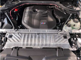 【BMWエンジン】革新的なガソリン・エンジン・テクノロジーによる高性能かつ高効率。レスポンスの良いパワーを発揮。常にスムーズな吸気を実現しアクセル開度にダイレクトに反応しドライビングを楽しく演出。