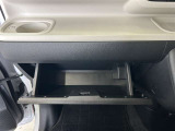 ちょっとしたところは収納ボックスにもなっています。車内はサイズも決まっているので、収納が少ないと思っているアナタ!ご安心ください。さまざまなところに収納が隠れているんです♪