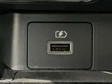 USB電源ソケットが前席中央にあり、便利に使えます☆
