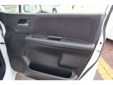 【運転席内ドア 】ミラー操作やウィンドウ開閉スイッチはドライバー目線で配置され、快適な操作性を実現!