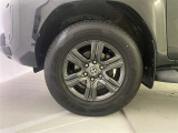 機敏さを引き立てる純正アルミ 265/65 R17 装着!