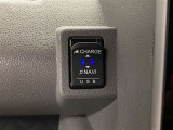 ナビ接続用と充電用の2口を備えています。