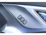 運転席の電動パワーシートはメモリー機能付きです。予め登録してあるシートポジションにボタン一つで楽々調整!2人で使われる場合はもちろん、1人でも車から乗り降り時にシートを下げることによって楽になります!