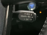 クルーズコントロール機能が付いています。 速度を設定するとアクセルを踏まなくても一定の速度で走ることができます。  高速道路ではとても便利な装置なんです。