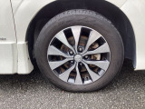 アルミホイールです。足元が引き立つので、車全体のイメージがアップしますよ!