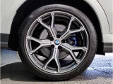 【BMWアロイホイル】軽量かつ強度に拘ったアロイホイル。走行性能ポテンシャルを引き出す設計。車の足元を引き締めてくれる大きなポイントはアロイホイルです。