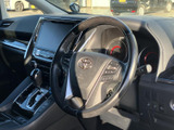 握りやすく操作しやすいステアリング。スイッチ類も手の届く範囲に配置され、運転中の操作をサポートします。安全性と操作性を両立しています。