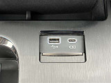 こちらのクルマはUSB接続コネクタも装備されています♪スマホの充電などにお使い下さい。ご旅行中での充電切れも、これなら心配いりませんね!