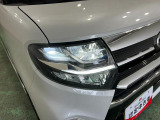 白く明るい光で夜間走行をサポートするLEDヘッドランプを搭載