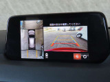 【360&deg;ビュー・モニター】前後左右4つのカメラ映像をさまざまな走行状況に応じて切り替えてセンターディスプレイに表示することで、駐車時や狭い道でのすれ違い時、見通しの悪い交差点進入時でも安心感を高めます。
