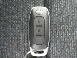 キーを取り出すことなくドアの施解錠、エンジンの始動が可能で便利な「インテリジェントキー」付です。
