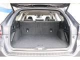 車体構造の見直しや、新型パワーリヤゲートの採用により、荷室幅および荷室開口部を拡大。サイズの大きな荷物の出し入れがしやすくなっております。