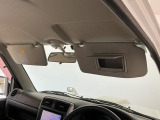 【サンバイザー】車内で身だしなみを整えるためのバニティミラーがセット。お化粧直しや髪型のチェックに活用できます。