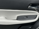 助手席側ドアのインナードアハンドルとウィンドウスイッチです。