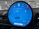 デジタルスピードメーター、航空機のコックピット操作箇所と同じ配色で目が疲れにくいように設計されてます。