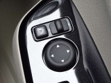 【電動格納ドアミラー】狭い駐車場で便利な電動格納ドアミラーが付いています。