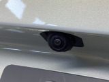 車の後方に小型カメラが付いておりバックする際の後方の様子をモニター上に表示します。