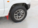 装着タイヤサイズは、175/80R16です。純正アルミホイールを装着しております。