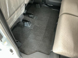 しっかりと汚れ、砂ぼこりを落とし足元まで清潔な車内空間を作り上げております♪