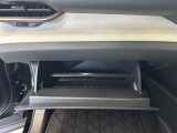 ちょっとしたところは収納ボックスにもなっています。車内はサイズも決まっているので、収納が少ないと思っているアナタ!ご安心ください。さまざまなところに収納が隠れているんです♪