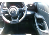 運転席の写真です。見通しのよいすっきりとした視界で、誰でも運転しやすいです。運転のしやすさは疲れにくさにも繋がりますよ♪