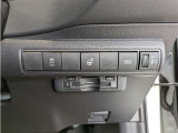 オートマチックハイビームとは、先行車や対向車のライトを認識し、ハイビームとロービームを自動で切り替える機能です。夜道の視界を確保します。詳細は販売店スタッフまでおたずねください。
