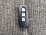 【スマートキー装備】キーを携帯していれば、前席のドアハンドルを握るだけでドアが解錠します。