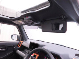 運転席サンバイザー裏にバニティミラー。気になった時にサッと身だしなみチェック。