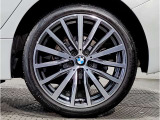 BMWの純正アロイホイールは軽量かつ強度にも優れているホイールで走行性能を引き上げる設計になっております。足元にもBMWは妥協がなくこだわっている個所になります。