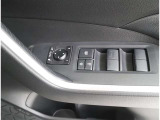 《パワーウインドウスイッチ》車の基本装備のひとつのパワーウインドウです。オート機能もあって、押し方の強弱で調整も出来ます。