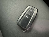 スマートキーをポケットやバッグに携帯していれば、キーを取り出すことなくドアハンドルを握り解錠、ドアハンドルのセンサーに触れるだけで施錠できます。