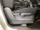 【前席】運転席にはシート高を調整できるハイトアジャスターが装備され、幅広いシートポジションの設定が可能になっております♪