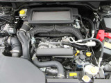 水平対向4気筒1.8L DOHCインタークーラーターボエンジン。